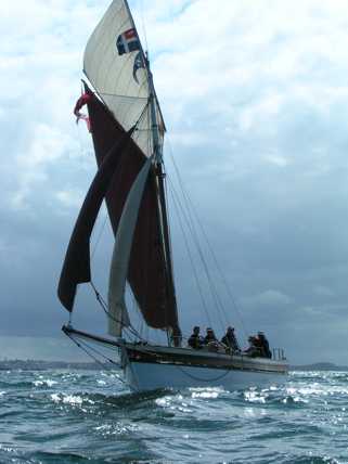 La Licorne toutes voiles dehors  dans la baie de Saint-Malo